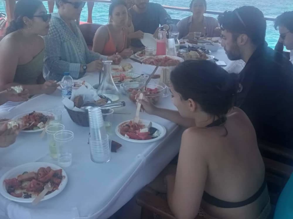 Tu escapada VIP a Piso Livadi: Un viaje de 3h30 en un goleta.