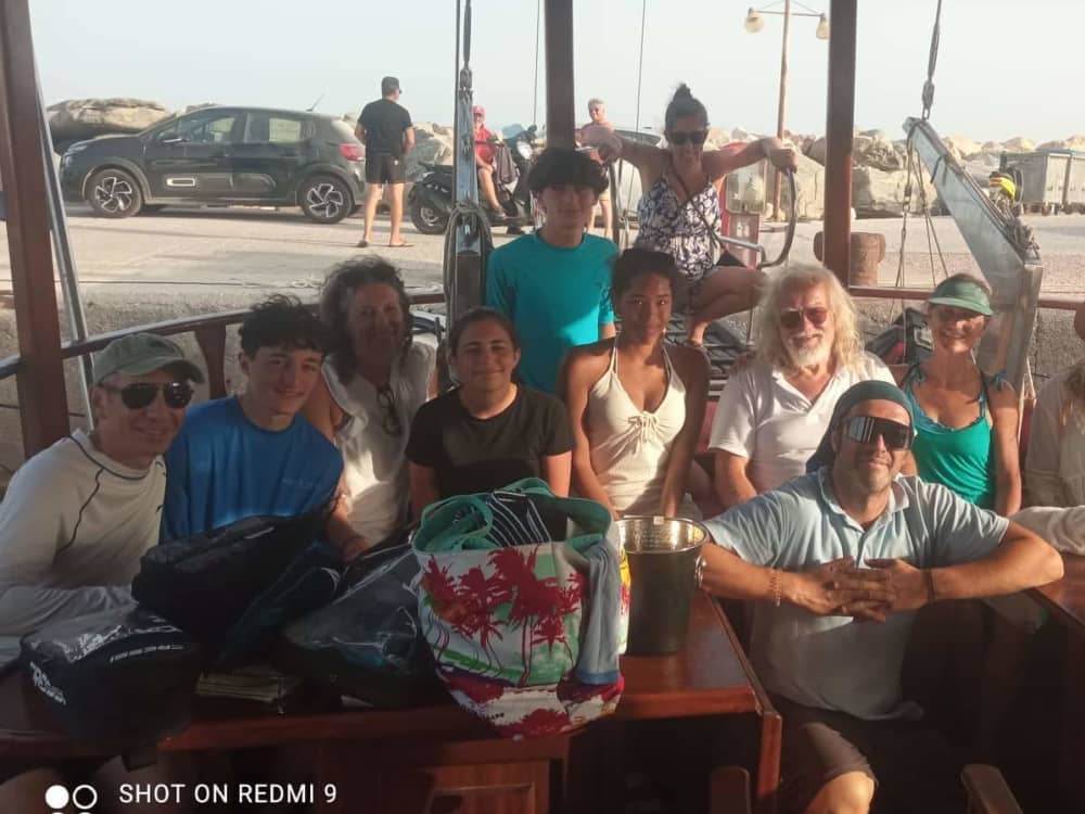 Tu escapada VIP a Piso Livadi: Un viaje de 3h30 en un goleta.