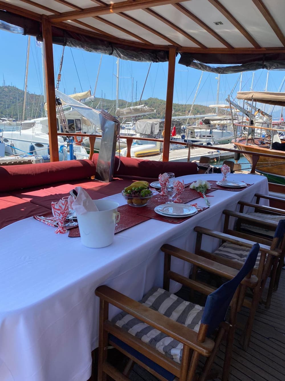 Tu escapada VIP a Piso Livadi: Un viaje de 3h30 en un goleta.