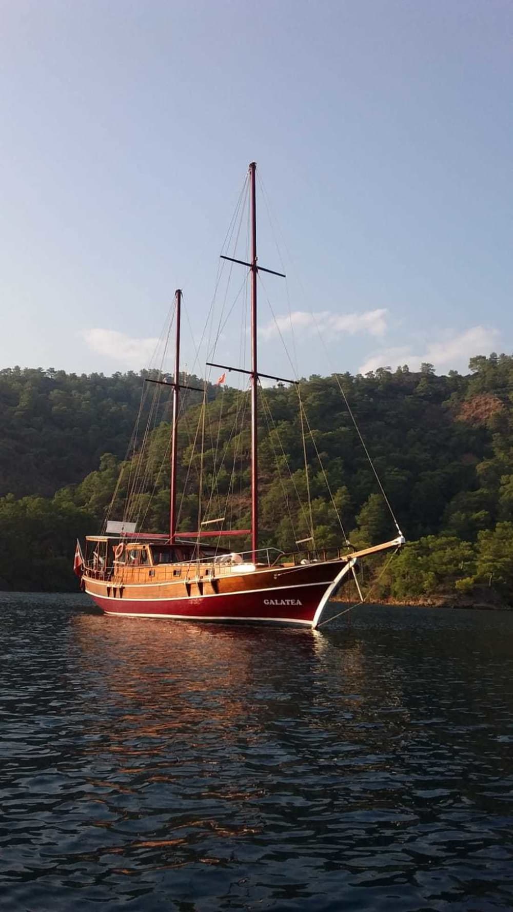 Tu escapada VIP a Piso Livadi: Un viaje de 3h30 en un goleta.