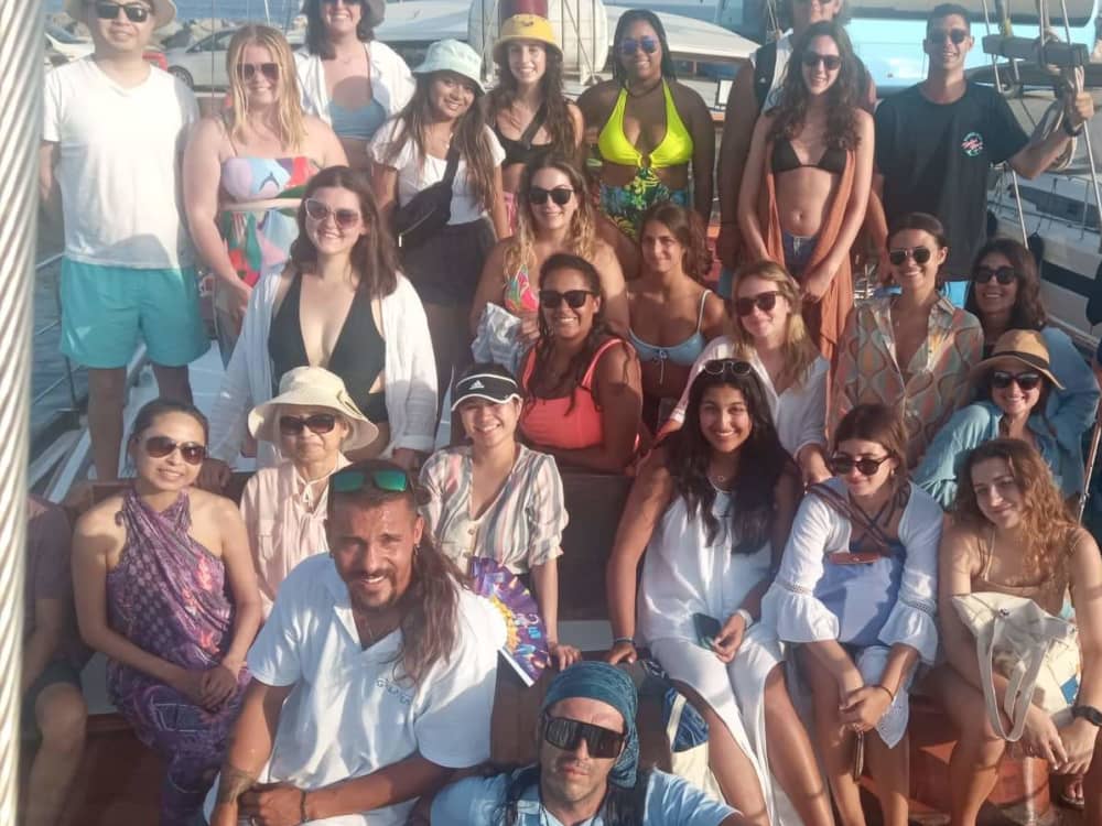 Tu escapada VIP a Piso Livadi: Un viaje de 3h30 en un goleta.