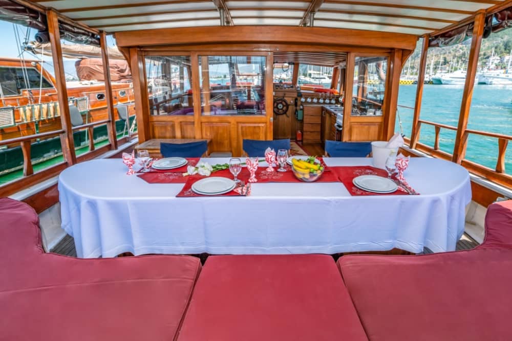 Tu escapada VIP a Piso Livadi: Un viaje de 3h30 en un goleta.