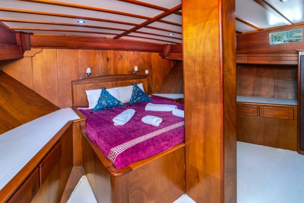 Tu escapada VIP a Piso Livadi: Un viaje de 3h30 en un goleta.