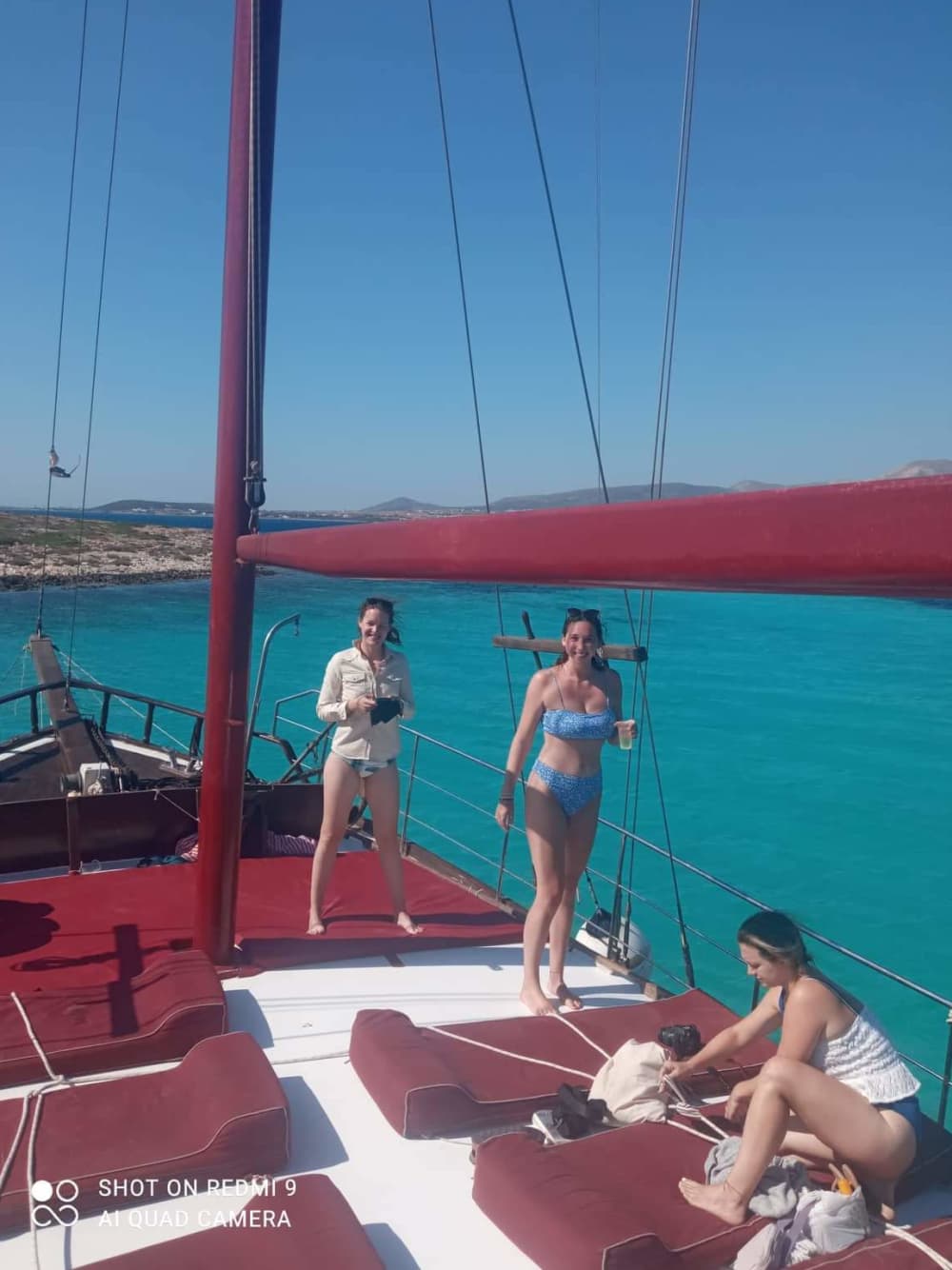 Tu escapada VIP a Piso Livadi: Un viaje de 3h30 en un goleta.