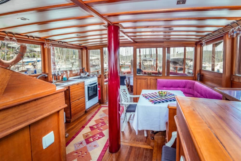 Tu escapada VIP a Piso Livadi: Un viaje de 3h30 en un goleta.