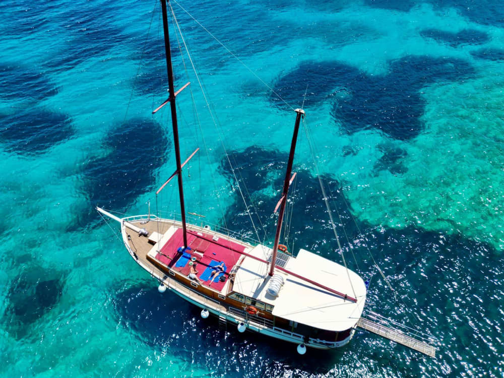 Tu escapada VIP a Piso Livadi: Un viaje de 3h30 en un goleta.