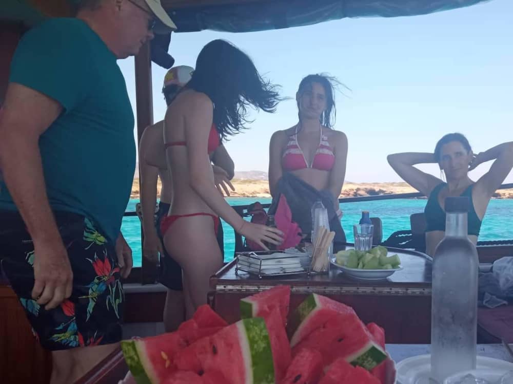 Tu escapada VIP a Piso Livadi: Un viaje de 3h30 en un goleta.