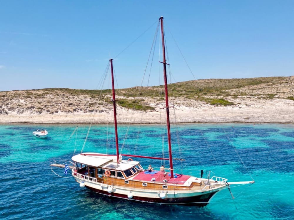 Tu escapada VIP a Piso Livadi: Un viaje de 3h30 en un goleta.