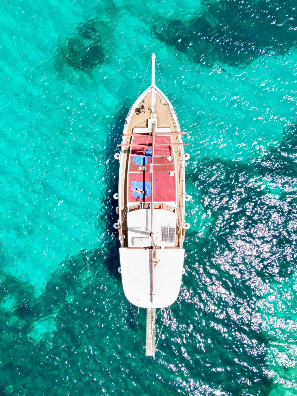 Tu escapada VIP a Piso Livadi: Un viaje de 3h30 en un goleta.