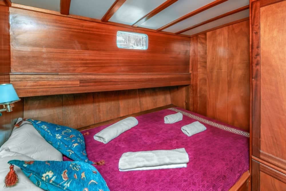 Tu escapada VIP a Piso Livadi: Un viaje de 3h30 en un goleta.