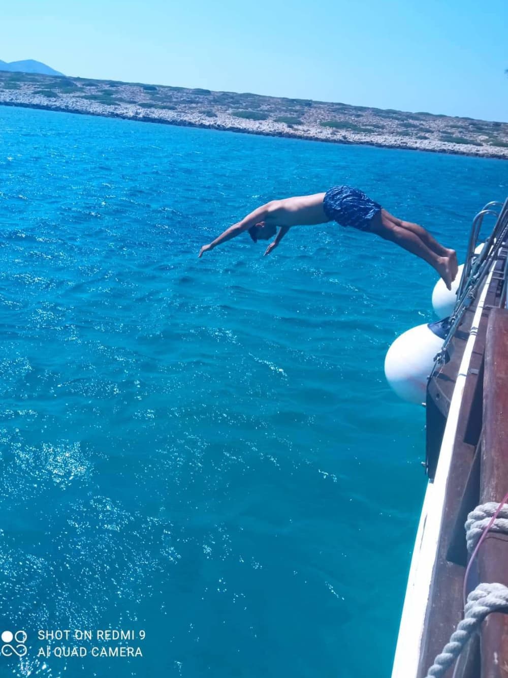 Tu escapada VIP a Piso Livadi: Un viaje de 3h30 en un goleta.