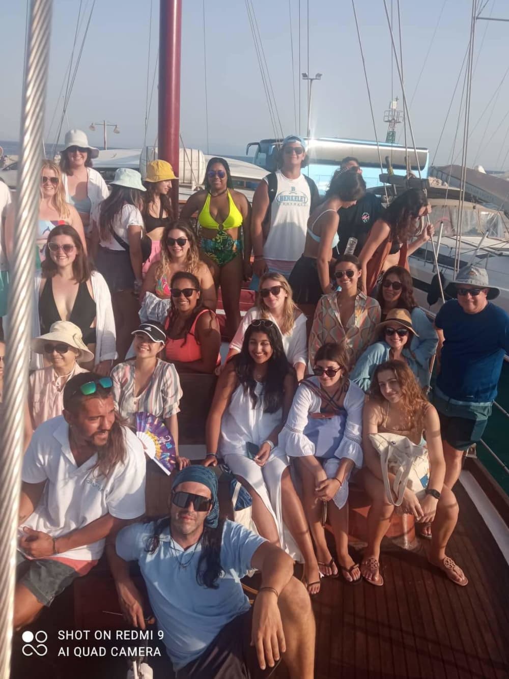 Tu escapada VIP a Piso Livadi: Un viaje de 3h30 en un goleta.