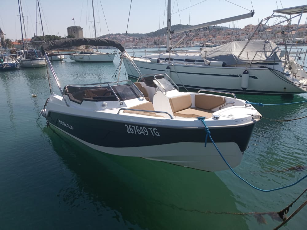 Your private motorboat for a day around Trogir