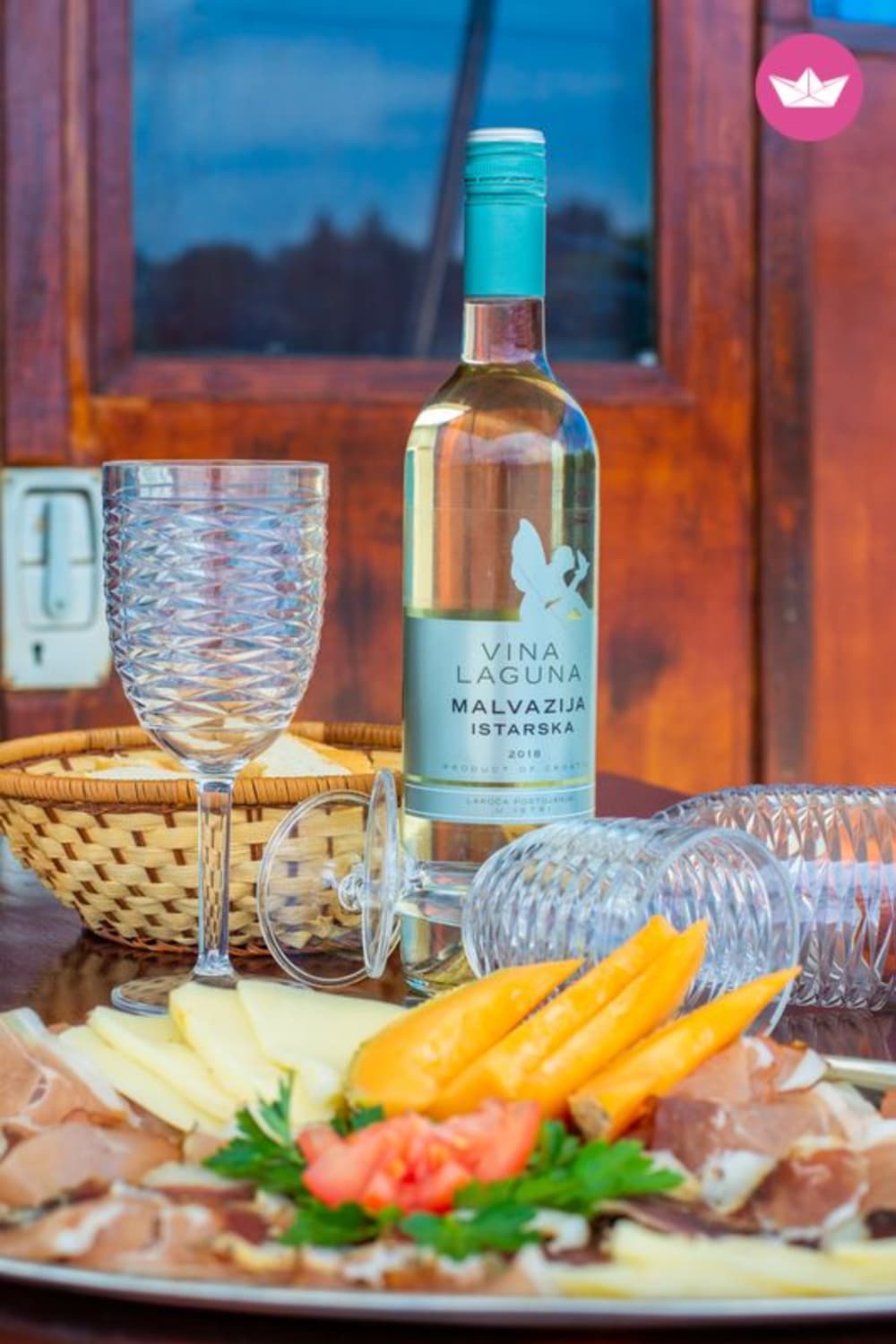 Goldene Stunde auf dem Meer: Eine perfekte Bootsfahrt bei Sonnenuntergang