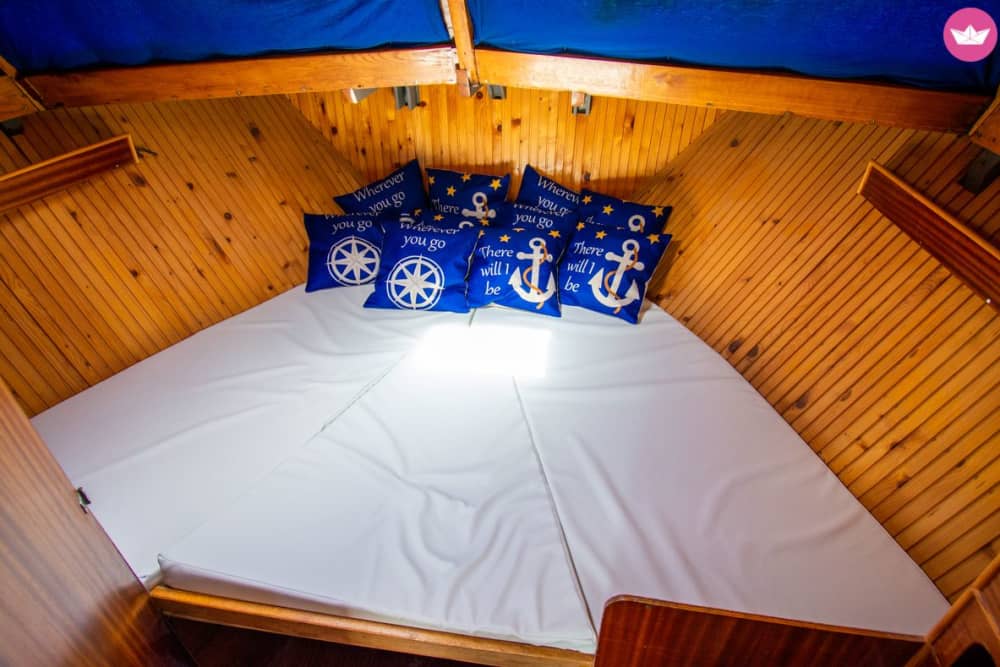 Goldene Stunde auf dem Meer: Eine perfekte Bootsfahrt bei Sonnenuntergang