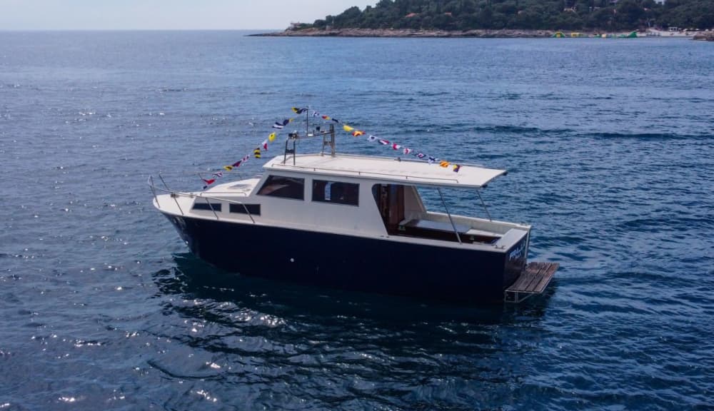 Goldene Stunde auf dem Meer: Eine perfekte Bootsfahrt bei Sonnenuntergang