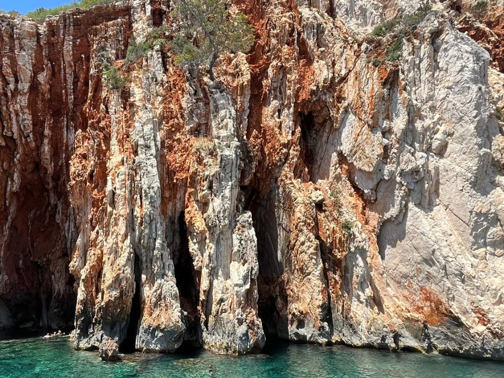 Red Rocks e Ilhas Pakleni: Escapada costeira de um dia inteiro