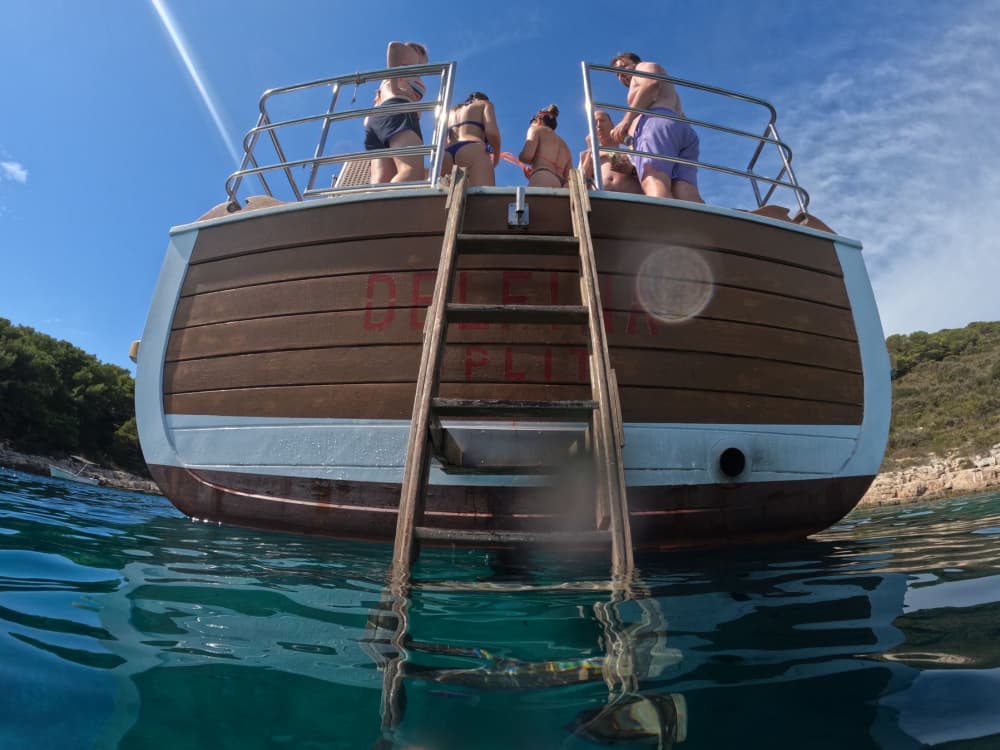 Red Rocks e Ilhas Pakleni: Escapada costeira de um dia inteiro