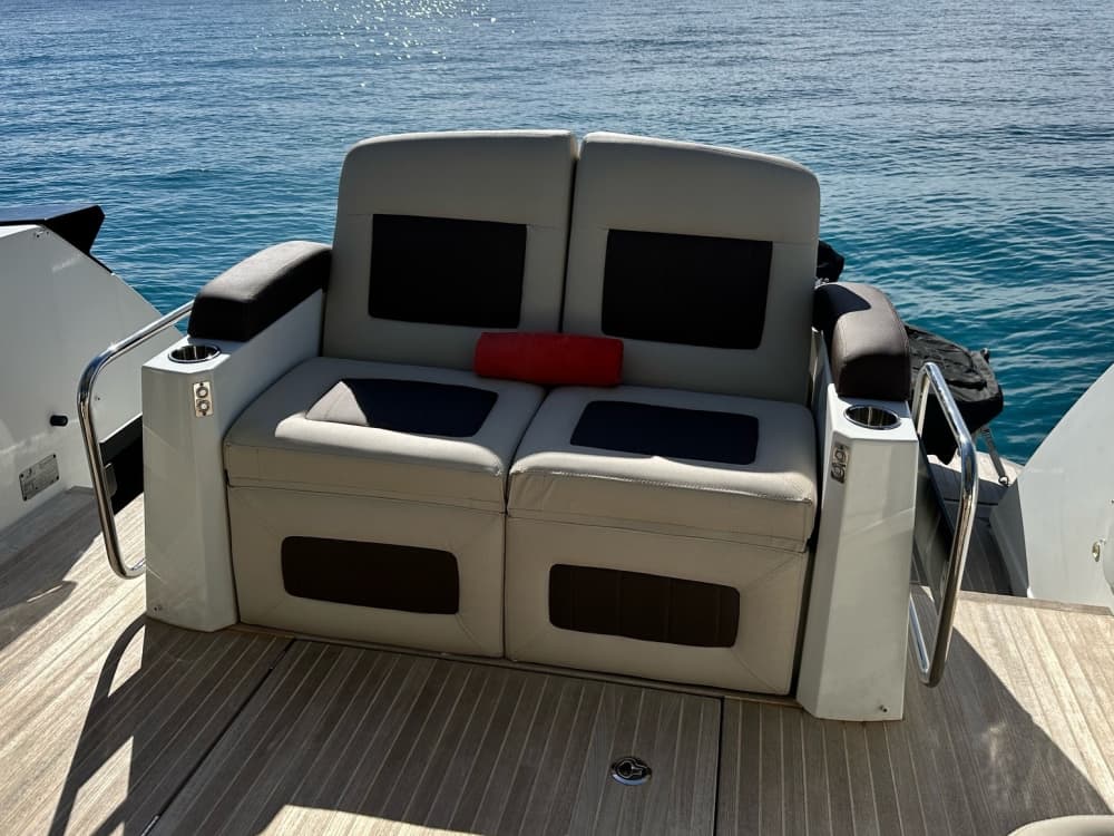 Una giornata nei dintorni di Golfe Juan: goditi 7 ore di esplorazione a bordo di un motoscafo.