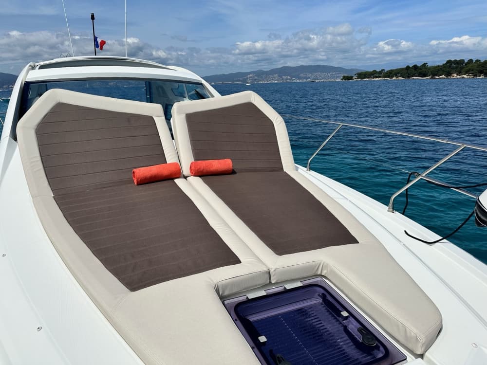 Una giornata nei dintorni di Golfe Juan: goditi 7 ore di esplorazione a bordo di un motoscafo.