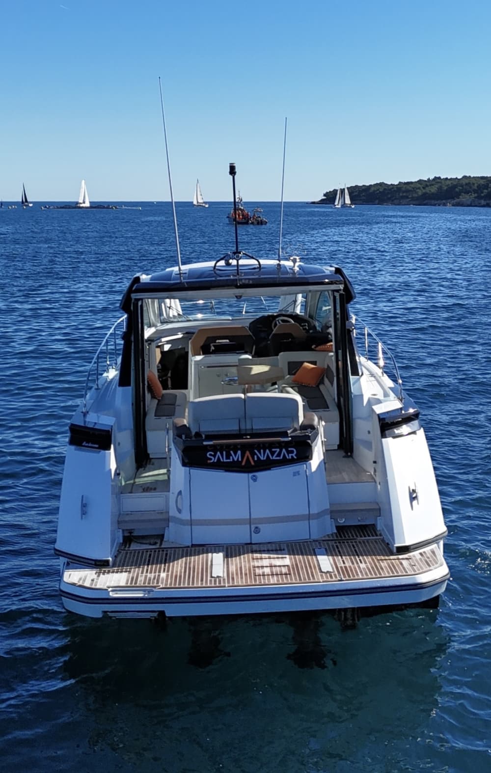 Una giornata nei dintorni di Golfe Juan: goditi 7 ore di esplorazione a bordo di un motoscafo.