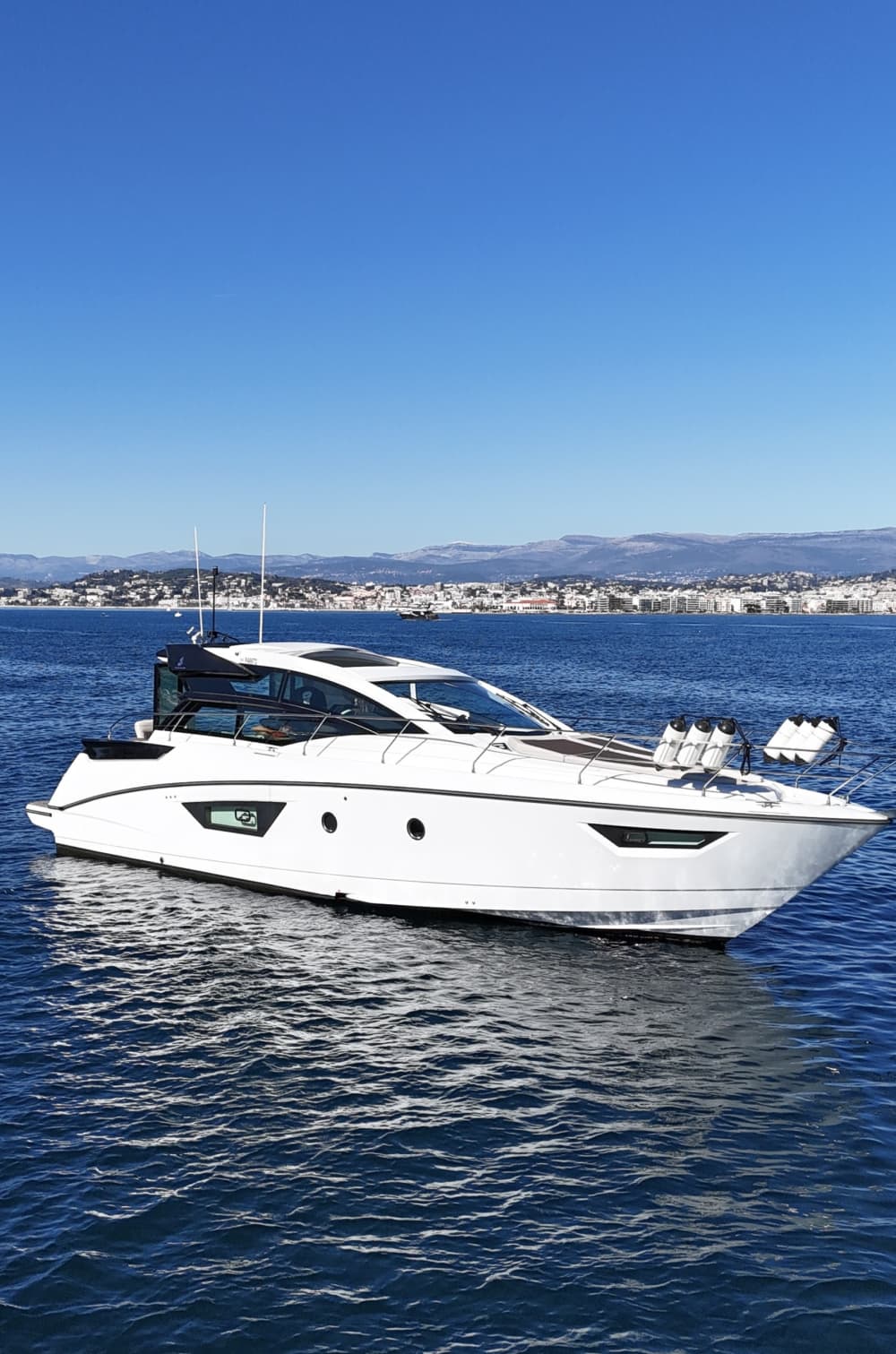 Una giornata nei dintorni di Golfe Juan: goditi 7 ore di esplorazione a bordo di un motoscafo.