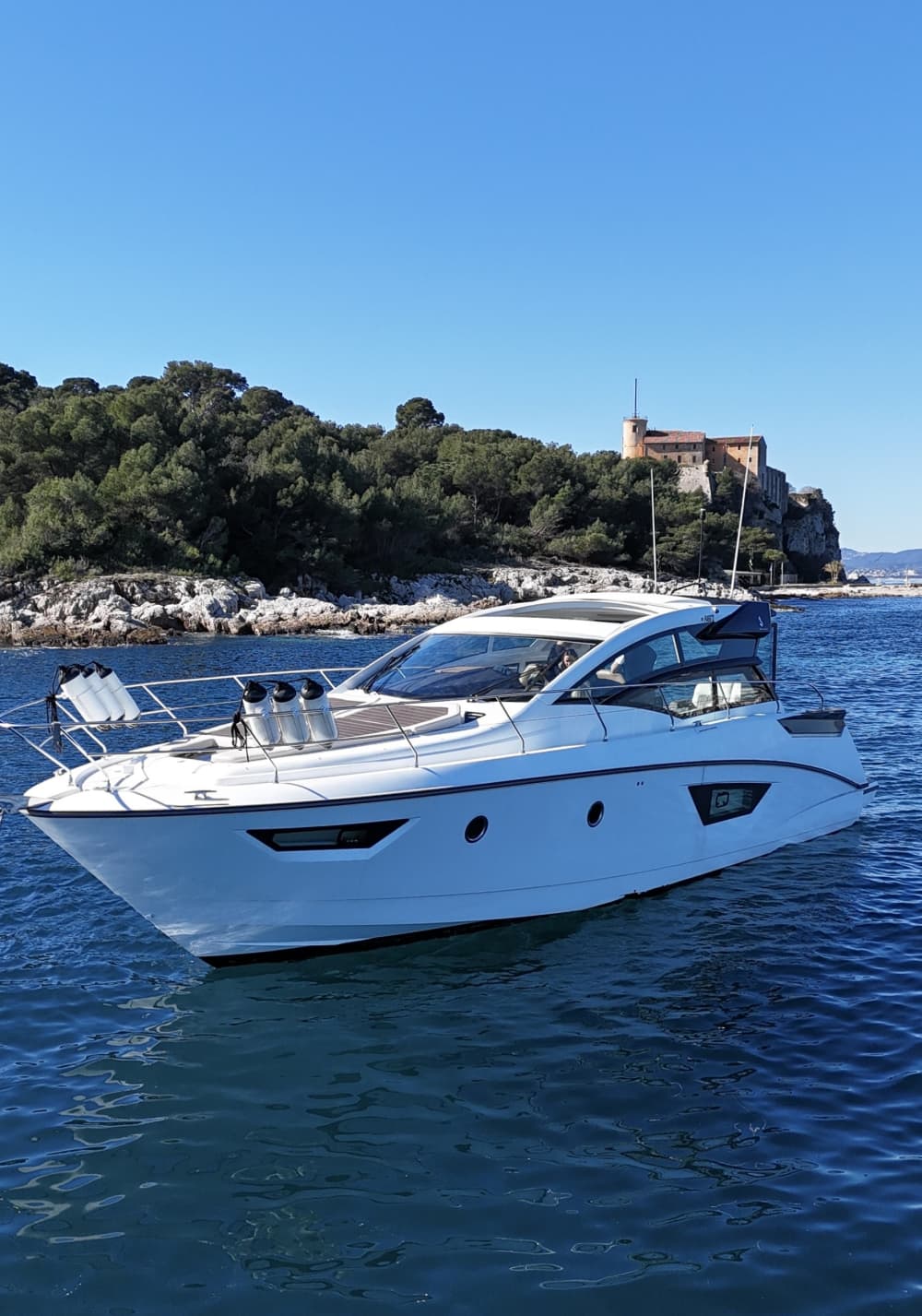 Una giornata nei dintorni di Golfe Juan: goditi 7 ore di esplorazione a bordo di un motoscafo.