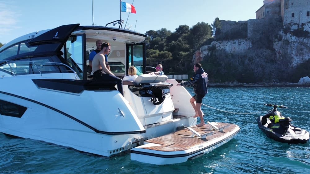 Una giornata nei dintorni di Golfe Juan: goditi 7 ore di esplorazione a bordo di un motoscafo.