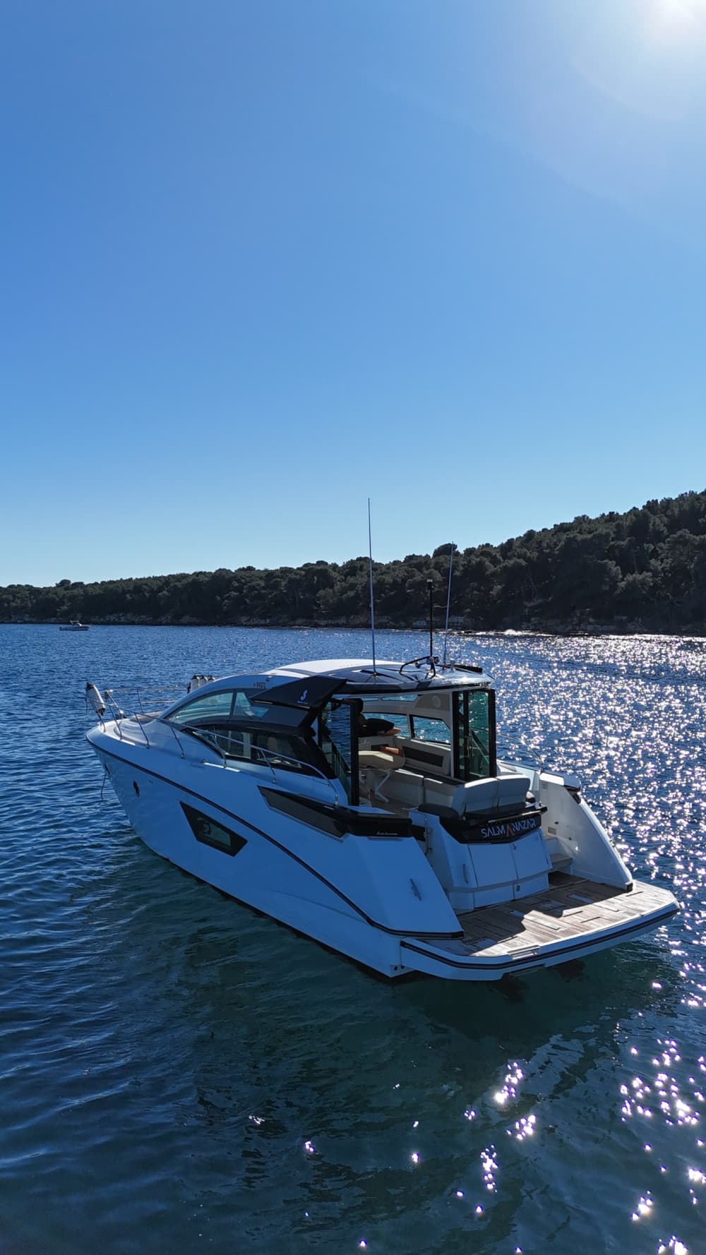 Una giornata nei dintorni di Golfe Juan: goditi 7 ore di esplorazione a bordo di un motoscafo.