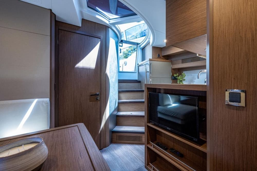 Una giornata nei dintorni di Golfe Juan: goditi 7 ore di esplorazione a bordo di un motoscafo.