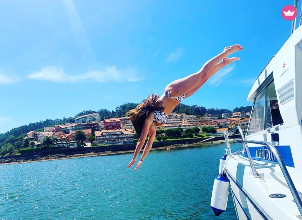 A full day to discover the coast of Ézaro from the sea.