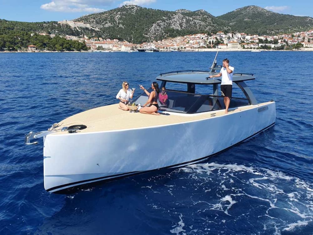 Χβαρ: Ιδιωτική εκδρομή με ταχύπλοο στο Γαλάζιο Σπήλαιο και το Βις