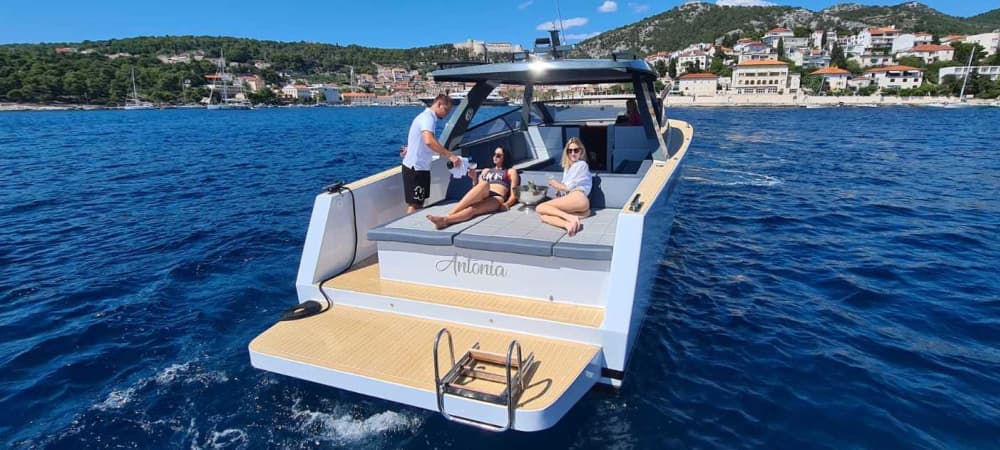 Χβαρ: Ιδιωτική εκδρομή με ταχύπλοο στο Γαλάζιο Σπήλαιο και το Βις