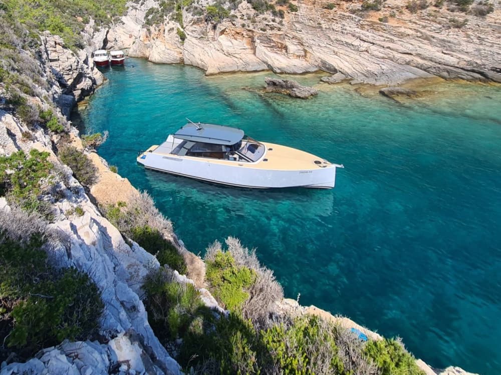 Χβαρ: Ιδιωτική εκδρομή με ταχύπλοο στο Γαλάζιο Σπήλαιο και το Βις