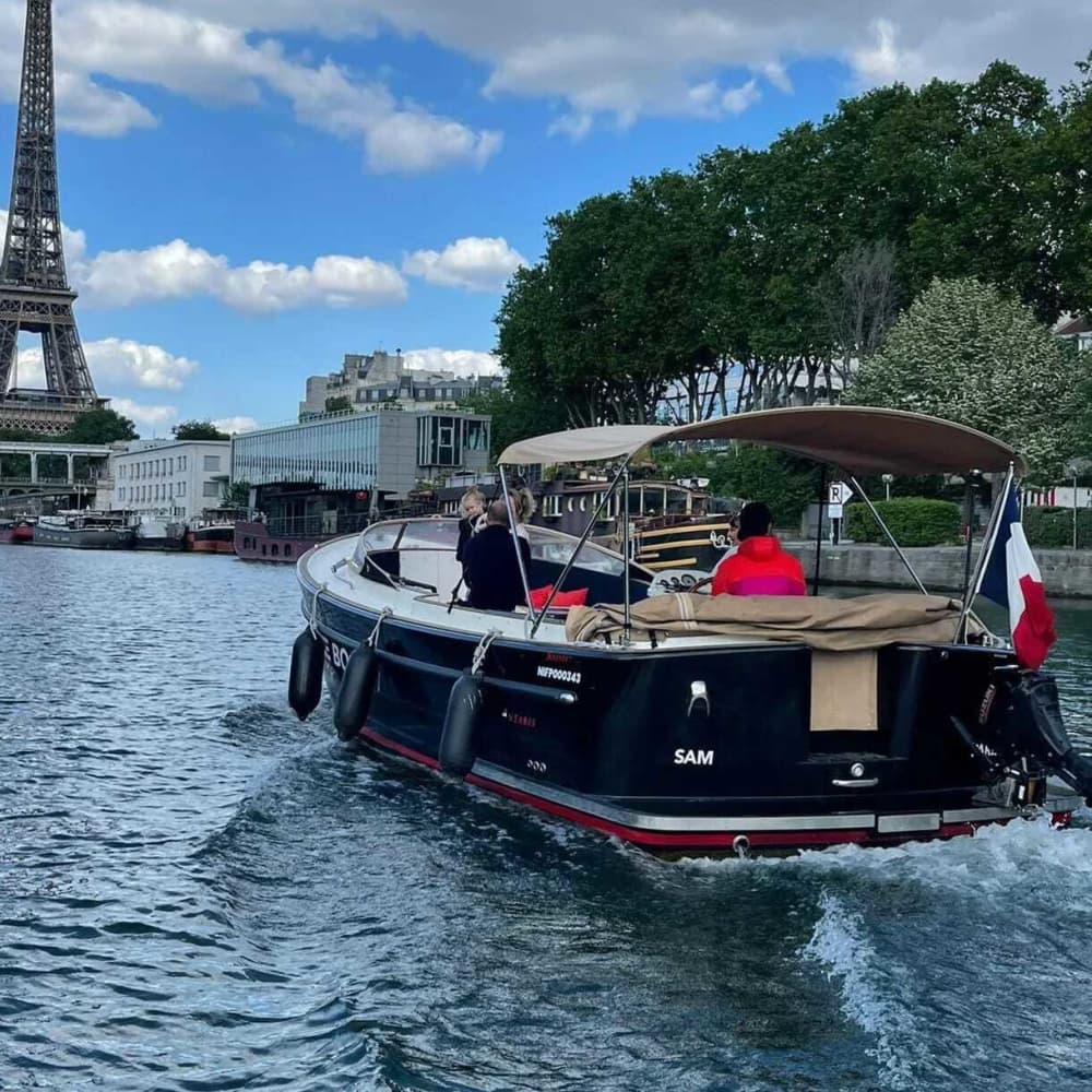 Découvrez Paris : une demi-journée de pur bonheur en bateau à moteur