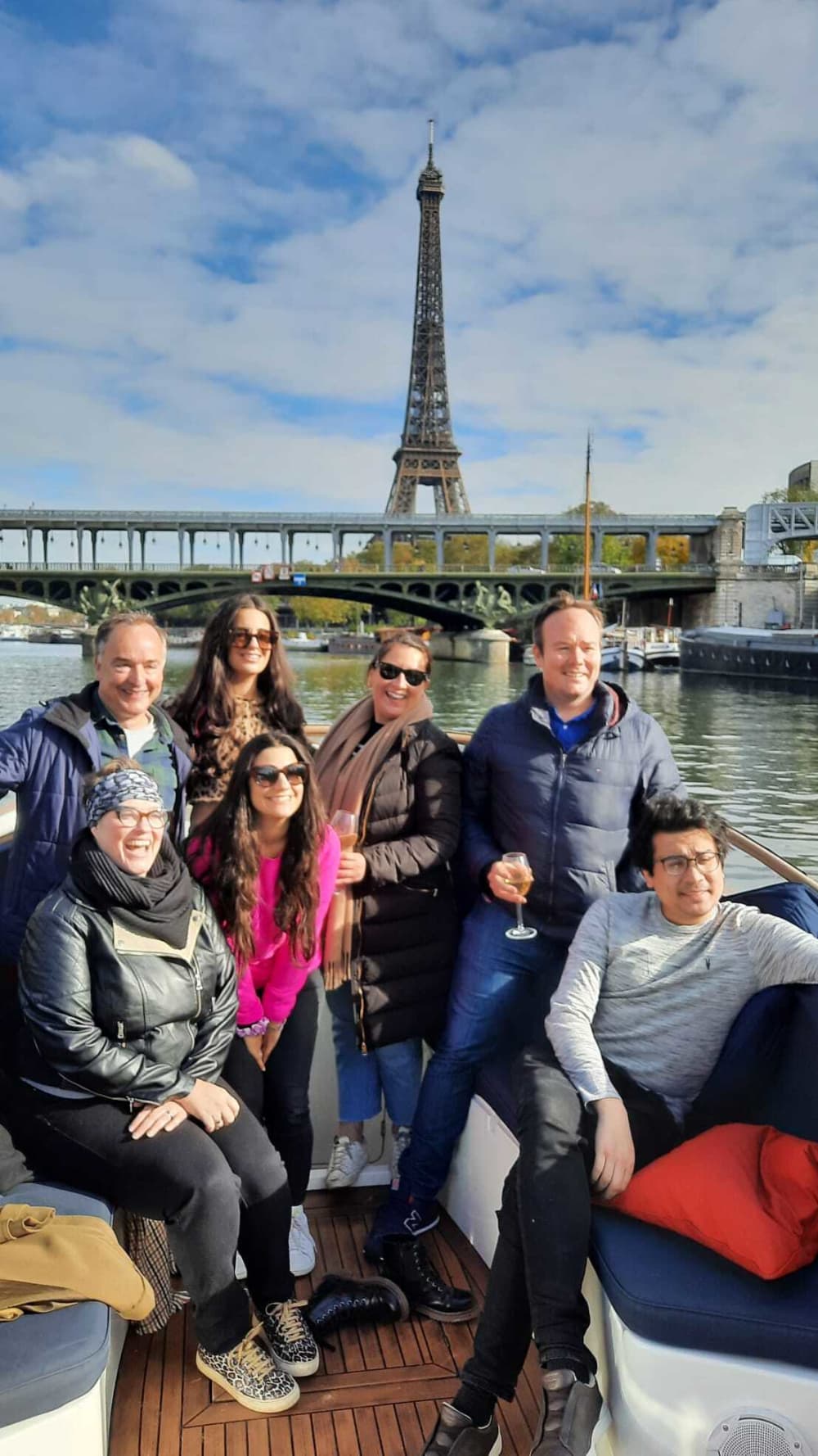 Paris'te motorlu tekneyle dolu bir günün tadını çıkarın.