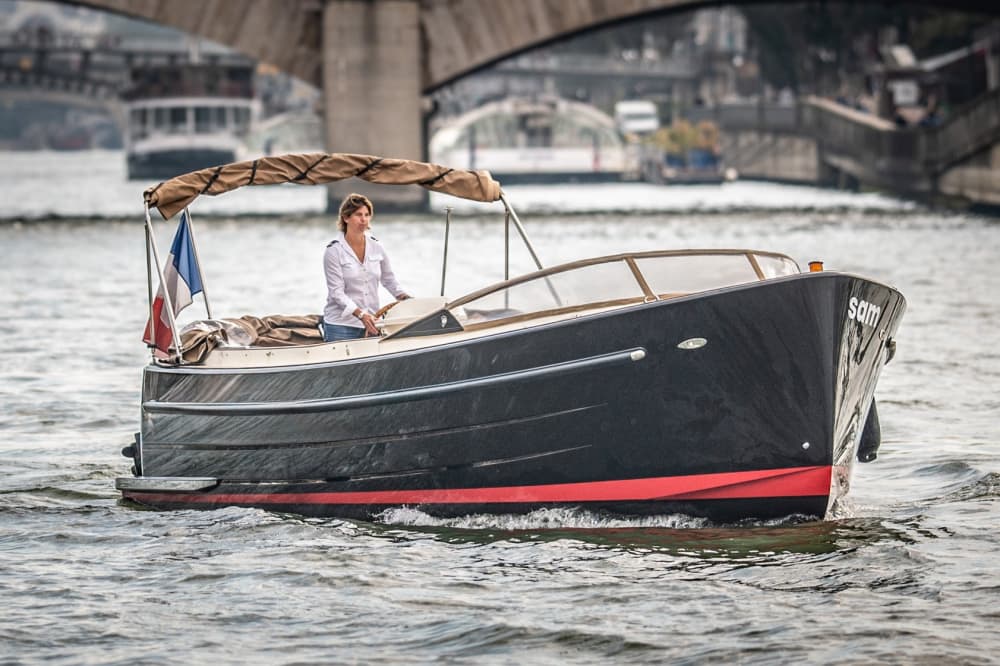 Enjoy a full day on a motorboat in Paris