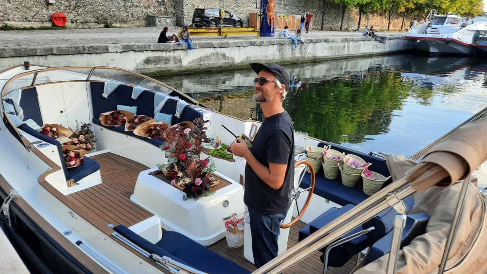 Enjoy a full day on a motorboat in Paris
