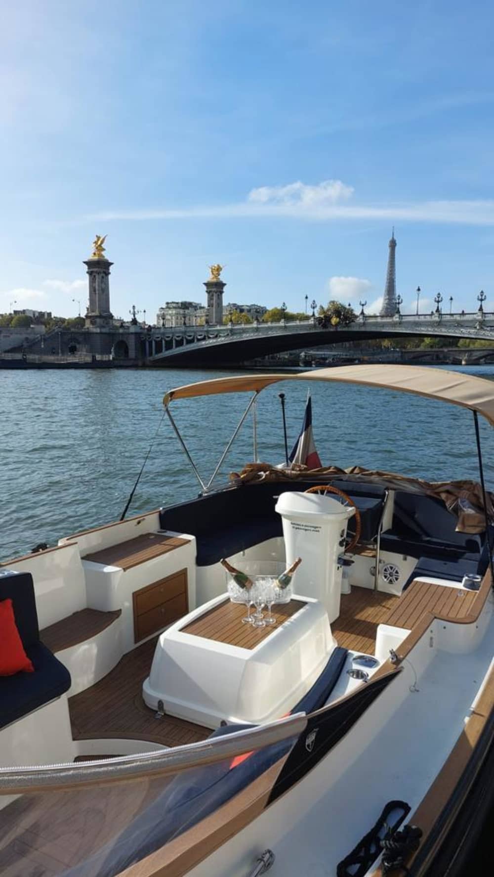 Découvrez Paris : une demi-journée de pur bonheur en bateau à moteur