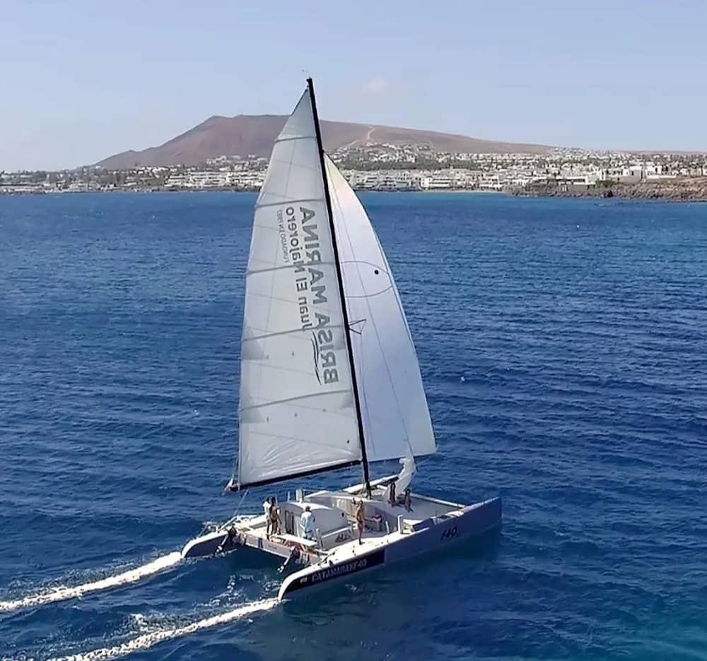 Pon rumbo a la felicidad: Un día completo de navegación auténtica en Playa Blanca a bordo de un catamarán.