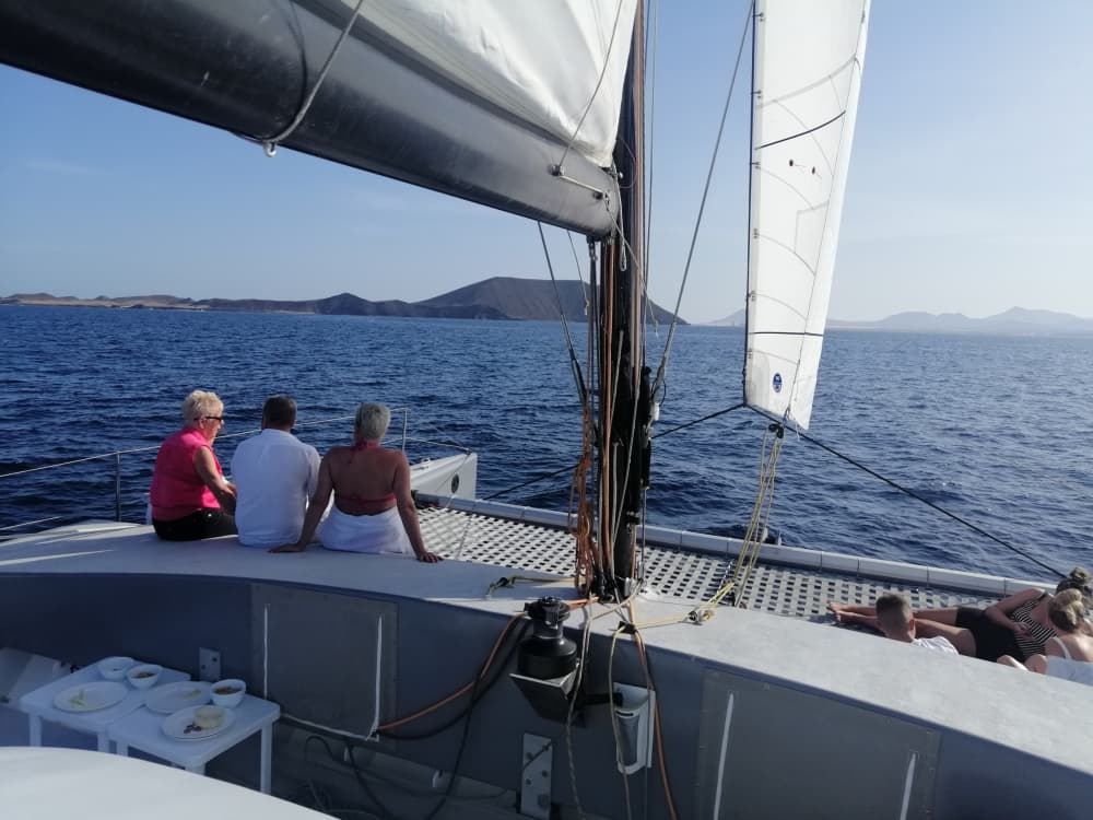 Pon rumbo a la felicidad: Un día completo de navegación auténtica en Playa Blanca a bordo de un catamarán.