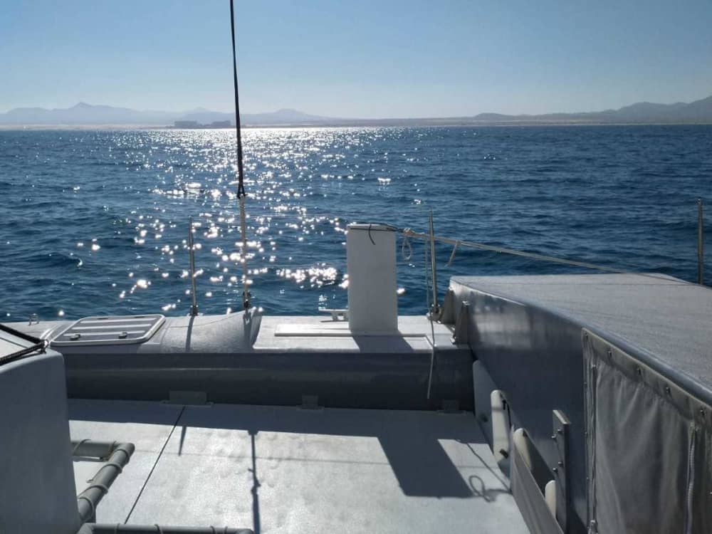 Pon rumbo a la felicidad: Un día completo de navegación auténtica en Playa Blanca a bordo de un catamarán.