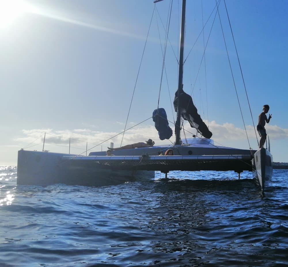 Pon rumbo a la felicidad: Un día completo de navegación auténtica en Playa Blanca a bordo de un catamarán.