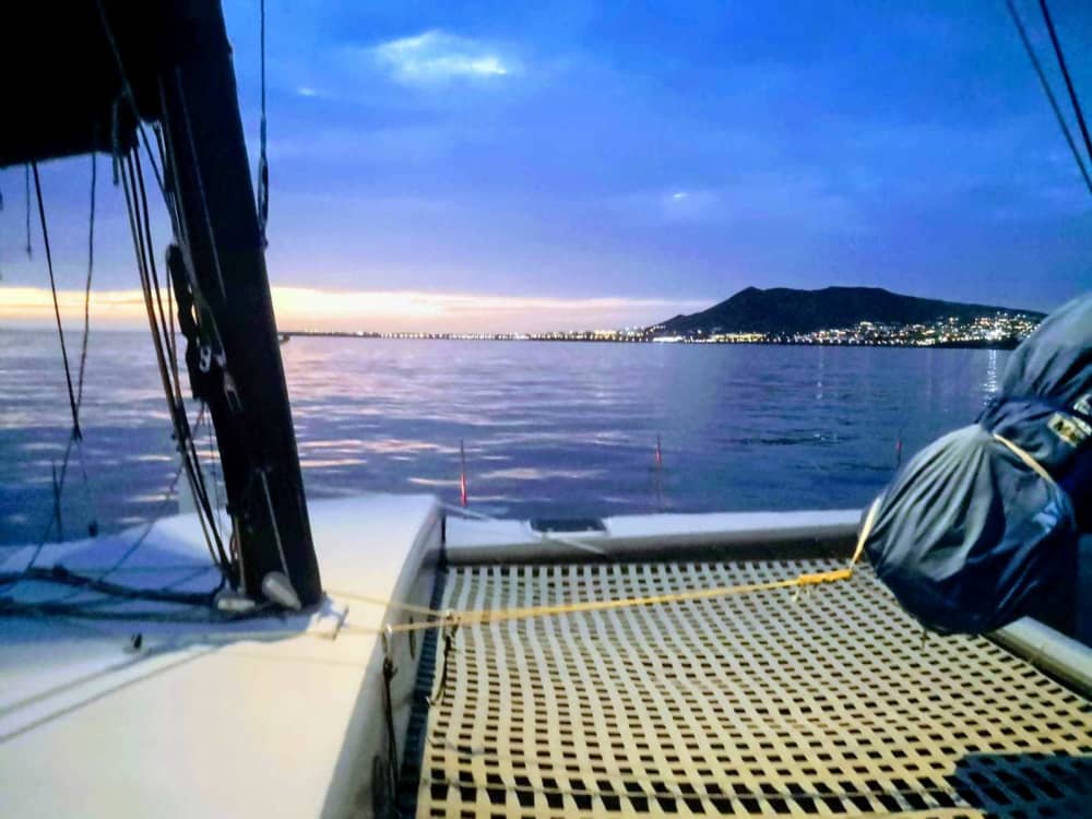 Pon rumbo a la felicidad: Un día completo de navegación auténtica en Playa Blanca a bordo de un catamarán.