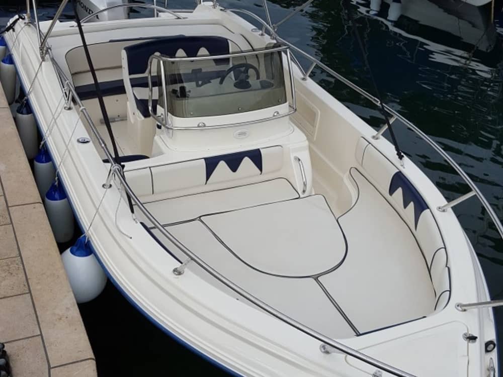 La tua giornata a Opatija: noleggia una barca a motore per una giornata intera alla scoperta del mondo sottomarino.