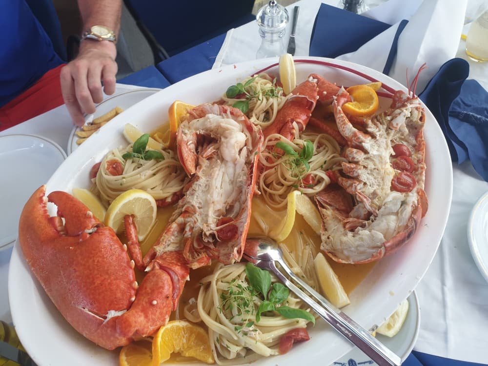 La tua giornata a Opatija: noleggia una barca a motore per una giornata intera alla scoperta del mondo sottomarino.