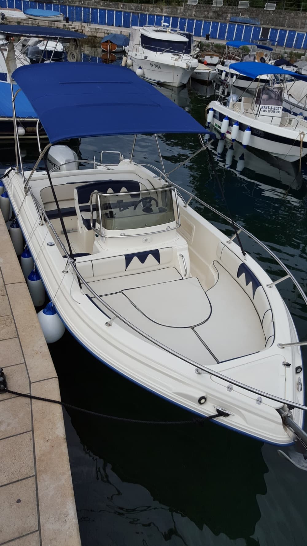 La tua giornata a Opatija: noleggia una barca a motore per una giornata intera alla scoperta del mondo sottomarino.