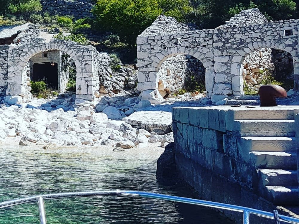 La tua giornata a Opatija: noleggia una barca a motore per una giornata intera alla scoperta del mondo sottomarino.