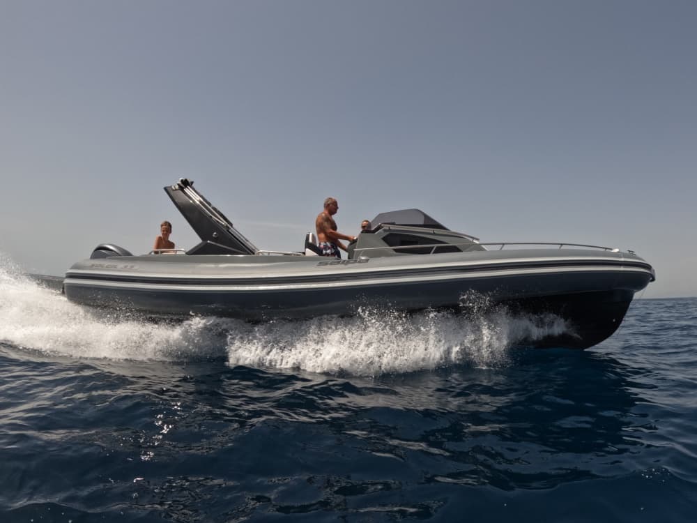 Entdecken Sie Italiens Küsten: Ein kompletter Tagesausflug an Bord eines Motorboots