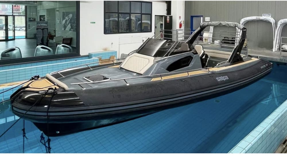 Entdecken Sie Italiens Küsten: Ein kompletter Tagesausflug an Bord eines Motorboots